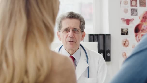 Портрет взрослого врача, разговаривающего со своими пациентами. Съемка с красной гелиевой камерой в 8K
  - Кадры, видео