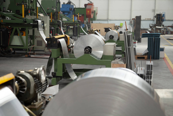 rouleaux d'acier métallique en aluminium dans l'usine
 - Photo, image