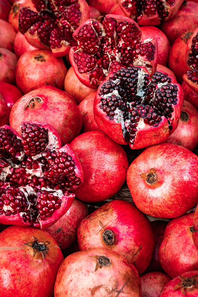 Many pomegranate cut in half, pomegranate background - Fotoğraf, Görsel