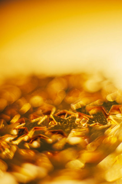 Brilho de brilho, estrelas de confete ouro padrão preto fundo festivo
 - Foto, Imagem