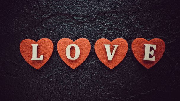 rote Herzen auf schwarz. Konzept von Valentinstag, Liebe, Hochzeit.  - Foto, Bild