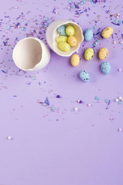 Easter decor in pastel colors. Easter eggs, candy, sweets, flowers and eggshells. - Φωτογραφία, εικόνα