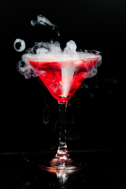 cocktail rosso con vapore di ghiaccio
 - Foto, immagini