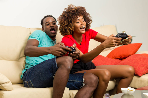 noir afro-américain couple avoir amusant jouer jeux vidéo - Photo, image