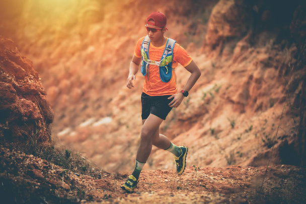 Un uomo Runner of Trail e piedi di atleta indossando scarpe sportive per il trail running in montagna
 - Foto, immagini