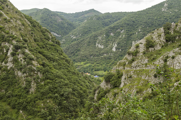 Sentier de falaise étroit Las Xanas dans la province des Asturies, Espagne
 - Photo, image