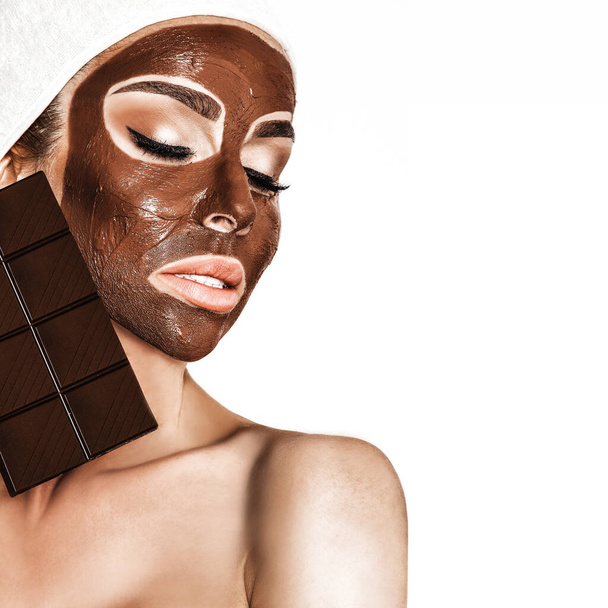 Schokolade Luxus-Spa. Frau mit Gesichtsmaske .Schokoladenmaske Facial Spa. - Foto, Bild