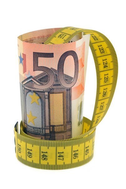 Σχέδιο μείωσης του προϋπολογισμού με ένα χαρτονόμισμα πενήντα ευρώ που περιβάλλεται από ένα μέτρο της μοδίστρας γκρο-up σε λευκό φόντο - Φωτογραφία, εικόνα