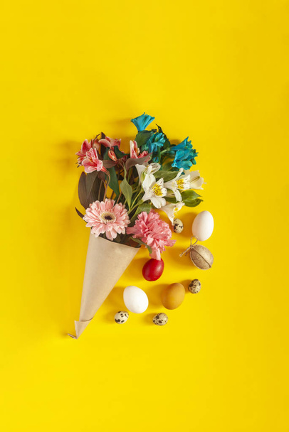 Jasne wiosenne kwiaty bukiet z kolorowymi pisankami - Zdjęcie, obraz