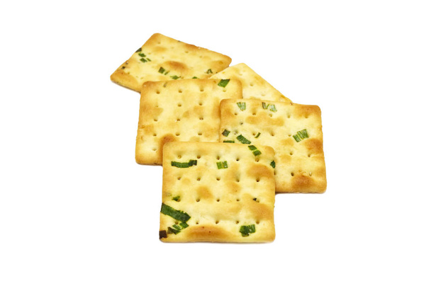 Μπισκότα cracker τετράγωνο σχεδιασμό.Μεγάλος συνδυασμός γεύσης πράσινου κρεμμυδιού και σιταριού. Απομονωμένα σε λευκό φόντο. - Φωτογραφία, εικόνα