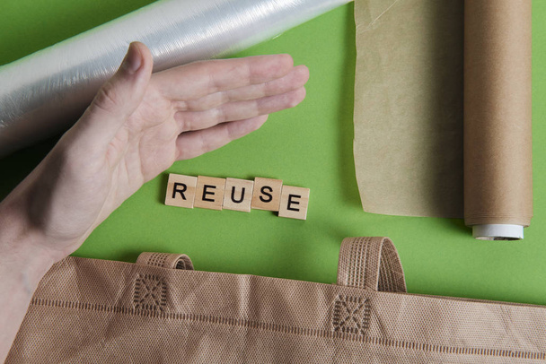 redukcja, ponowne użycie i recykling słowo w vintage drewniane bloki typu letterpress, flatlay na zielonej czcionki - Zdjęcie, obraz