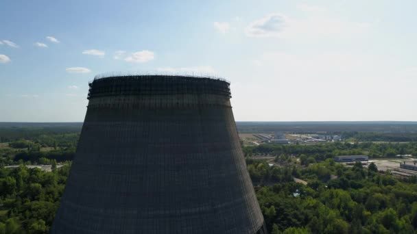 Vista aérea de las torres de refrigeración de los reactores nucleares quinto y sexto de Chernobyl NPP
 - Imágenes, Vídeo