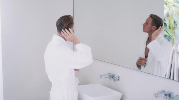 chico guapo ajusta el peinado y se lava las manos en el baño
 - Metraje, vídeo