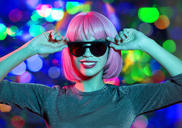 happy woman in pink wig and black sunglasses - Foto, Imagem