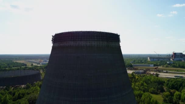 Luftaufnahme von Kühltürmen für den fünften, sechsten Atomreaktor von Tschernobyl - Filmmaterial, Video