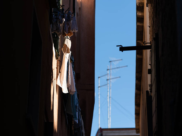 冬の晴れた日にヴェネツィア(イタリア)の通りにぶら下がっ洗濯 - 写真・画像