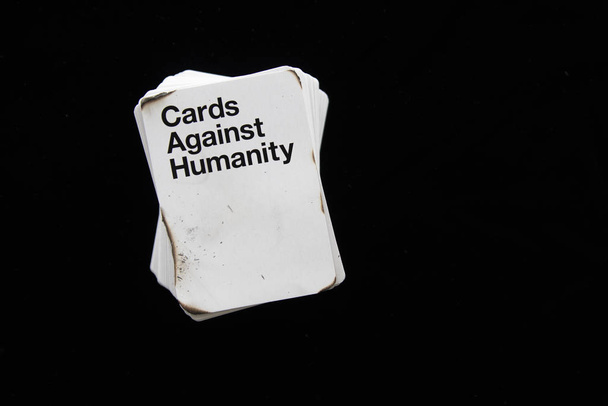 Κάρτες κατά της ανθρωπότητας παιχνίδι με καμένες άκρες με αντίγραφο χώρο - Φωτογραφία, εικόνα