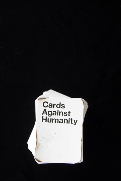 Kortit ihmisyyttä vastaan peli palanut reunat kopioi tilaa
 - Valokuva, kuva