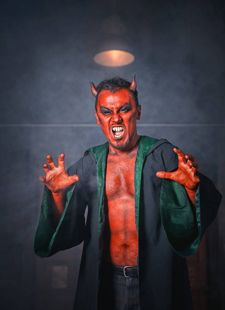 Verschrikkelijke duivelse man met rode huid schreeuwend. Enge Halloween scene - Foto, afbeelding