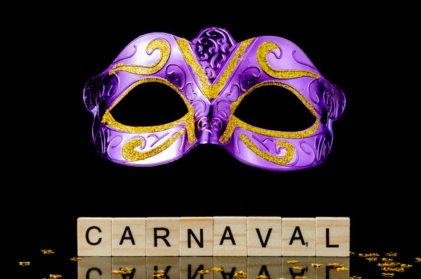Karnevalsmaske mit Holztext Carnaval - Foto, Bild
