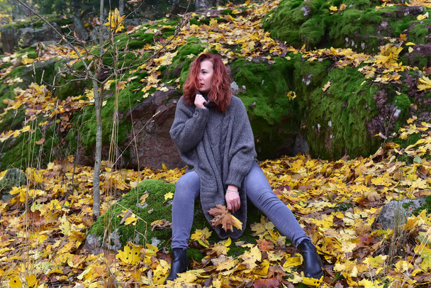 woman in gray poncho in autumn park - Fotó, kép