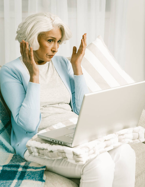 Disappointed White Hear Woman Using Laptop Computer - Valokuva, kuva