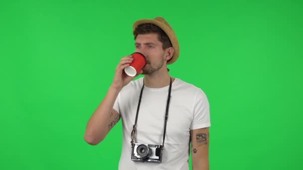 A magabiztos fickó portréja élvezi a kávét. Zöld képernyő - Felvétel, videó