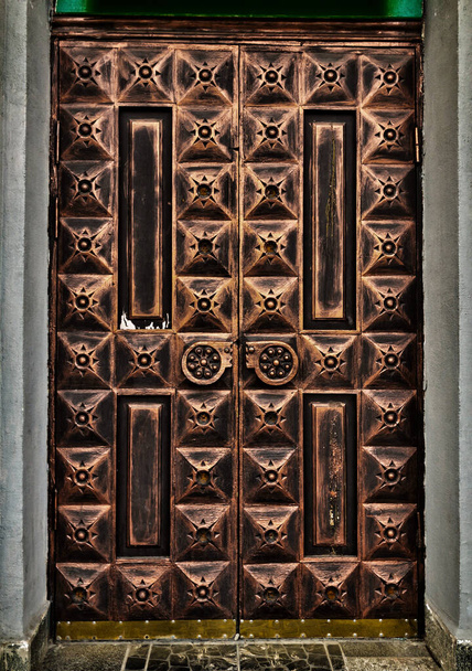 Entrada elegante estilizada en la vieja puerta forjada
 - Foto, Imagen
