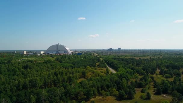 Letecký pohled na panorama lesa a silnic v blízkosti černobylské jaderné elektrárny - Záběry, video