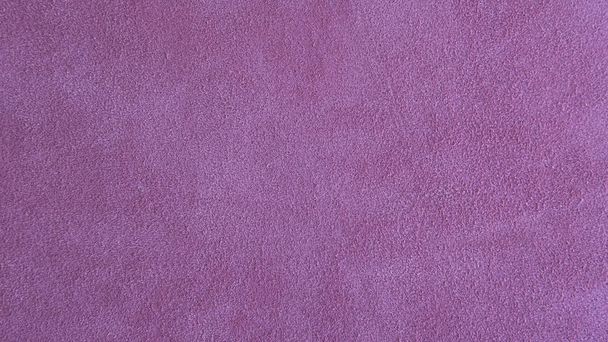 Lilac růžové semišové kožené pozadí s úhlednou texturou a kopírovacím prostorem, fuzzy kůže s odřenou povrchovou úpravou, ukazující měkkost a poddajnost, vzorek tkaniny pro šití, čalounění, boty nebo tašky na výrobu - Fotografie, Obrázek