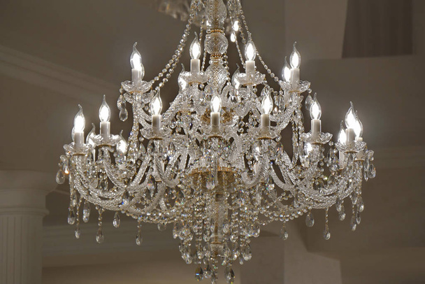 Luxusní lustr na stropě luxusní restaurace. - Fotografie, Obrázek