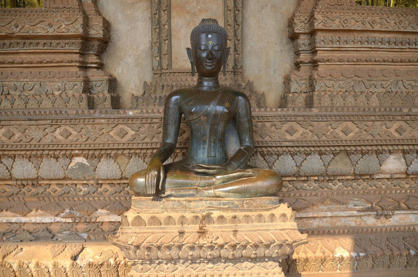 VIENTIANE, LAOS - 2 APRILE: Statua di Buddha Bronzo alla Haw Phra Kaew è un ex tempio l'interno ospita ora un museo il 2 aprile 2013 a Vientiane, Laos - Foto, immagini