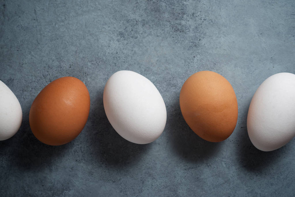 Куриные яйца на столе
. - Фото, изображение