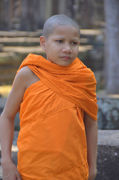 SIEM REAP CAMBODIA - 27 de marzo: Buda de la vieja oración monje el 27 de marzo de 2013 en Siem Reap Camboya. Actualmente se estima que el budismo es la fe del 96% de la población camboyana. - Foto, Imagen
