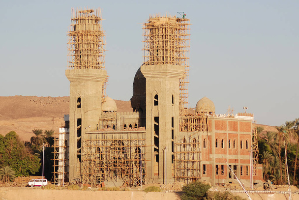 Wielki meczet w budowie nad Nilu w pobliżu Asuanu, Egipt. - Zdjęcie, obraz