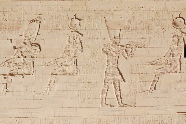 Details van Philae tempel Egypte. Het complex werd ontmanteld en verplaatst naar het nabijgelegen eiland Agilkia tijdens een UNESCO-project gestart vanwege de bouw van de Aswan Dam. - Foto, afbeelding