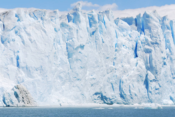 Il ghiacciaio Perito Moreno è un ghiacciaio situato nel Parco Nazionale Los Glaciares nella provincia di Santa Cruz, Argentina. È una delle più importanti attrazioni turistiche della Patagonia argentina - Foto, immagini