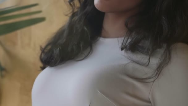 Primo piano di giovane e bella ragazza afroamericana in studio in abito bianco
  - Filmati, video