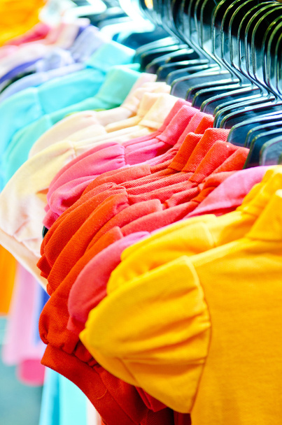 Разнообразие случайных рубашек на вешалках
 - Фото, изображение