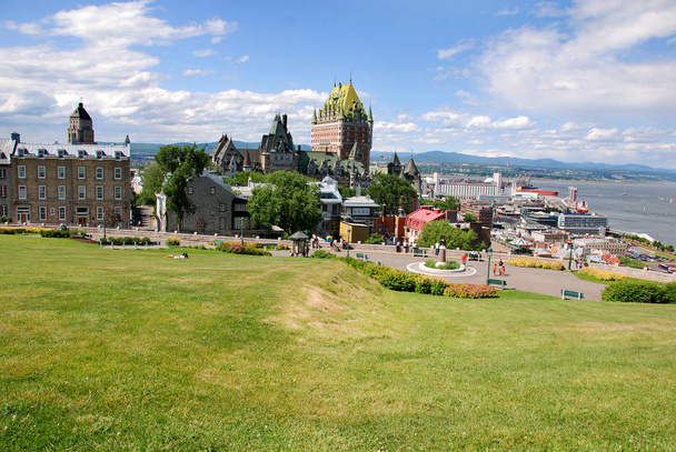 Uitzicht op het oude Quebec en het Chateau Frontenac, Quebec, Canada. Het werd aangewezen als een National Historic Site van Canada in 1980. De site was de woonplaats van de Britse gouverneurs van Neder-Canada.  - Foto, afbeelding