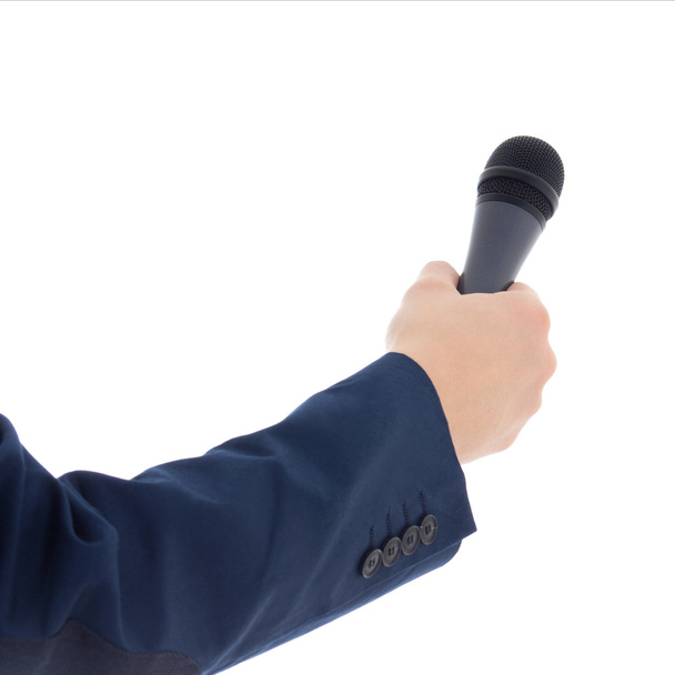 mano del reportero sosteniendo un micrófono aislado en blanco - Foto, imagen