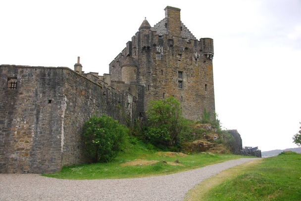 Zamek Eilean Donan jest małą wyspą w Loch Duich na zachodnich wyżynach Szkocji. Jest połączony z lądem kładką i leży około pół mili od wioski Dornie. - Zdjęcie, obraz