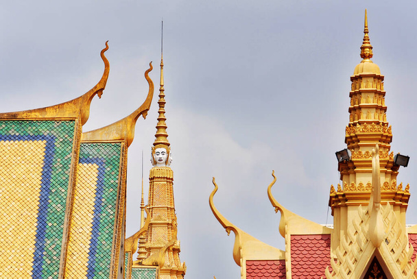中央の59メートルの尖塔の上には、王宮のブラフマの白い顔をした頭部があります。プノンペンのカンボジア王の王宮として機能する建物の複合体です。  - 写真・画像