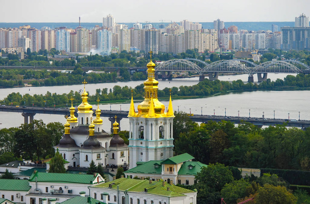 Arkkitehtoninen kompleksi kaukaisissa luolissa Kiovassa Pechersk Lavra luostari ja Dnepr joki, Kiova, Ukraina. Korkeassa kulmassa. Unescon maailmanperintökohde
 - Valokuva, kuva