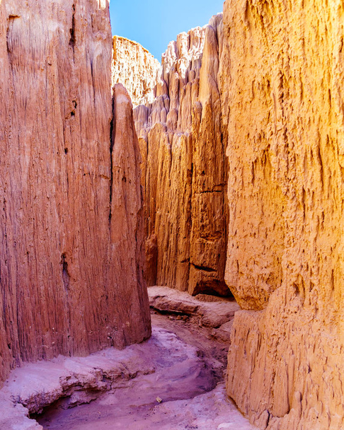 Dramatyczne i unikalne wzory kanionów szczelinowych spowodowane erozją miękkiego wulkanicznego bentonitu Clay w parku stanowym Cathedral Gorge na pustyni Nevada, Stany Zjednoczone - Zdjęcie, obraz