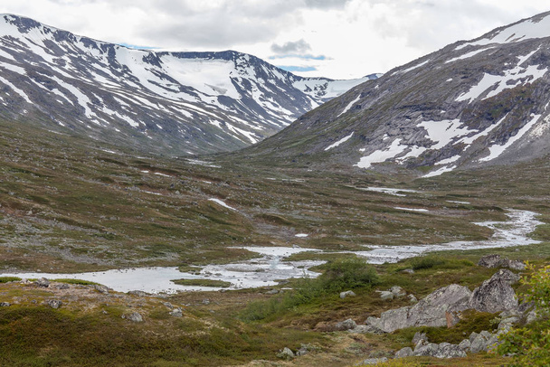 Норвегия гора, озеро, ледник, прекрасный вид на заснеженные горы с чистым, холодным воздухом летом, избирательный фокус
 - Фото, изображение