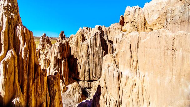 Τα δραματικά και μοναδικά μοτίβα των Canyons Slot και Hoodoos που προκαλείται από τη διάβρωση του μαλακού ηφαιστειακού Bentonite Clay στο Cathedral Gorge State Park στην έρημο της Νεβάδα, Ηνωμένες Πολιτείες - Φωτογραφία, εικόνα