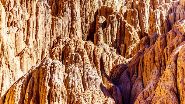 Τα δραματικά και μοναδικά μοτίβα των Canyons Slot και Hoodoos που προκαλείται από τη διάβρωση του μαλακού ηφαιστειακού Bentonite Clay στο Cathedral Gorge State Park στην έρημο της Νεβάδα, Ηνωμένες Πολιτείες - Φωτογραφία, εικόνα