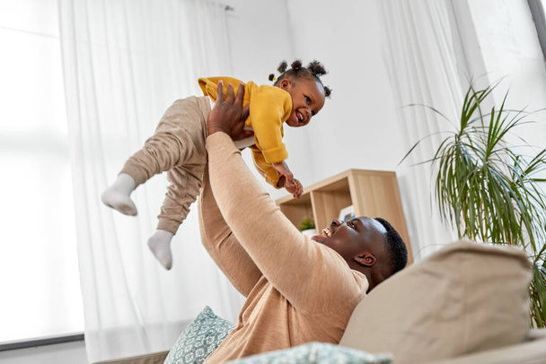happy african american father with baby at home - Foto, Bild