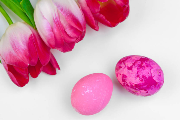 Easter eggs with tulips flowers on white background - Foto, Imagen